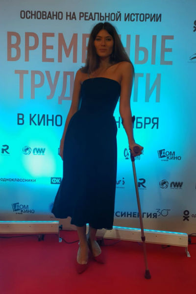 Виктория Соловьева опиралась на трость