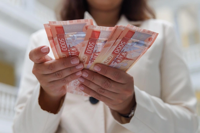 Покупая акции по одной цене, а продавая по более высокой, инвестор получает прибыль | Источник: Алексей Волхонский / V1.RU