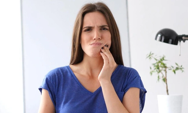Что делать, если зуб ужасно болит при надавливании: первая помощь до визита к врачу