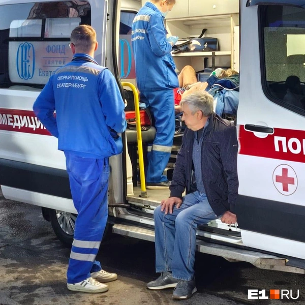 Сотрудники скорой оказали помощь еще одному пострадавшему | Источник: ИА Ночные Новости