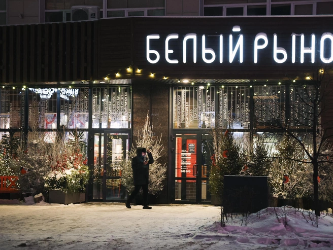 Заведения общепита будто состязаются в лучшем новогоднем оформлении. | Источник: Михаил Шилкин