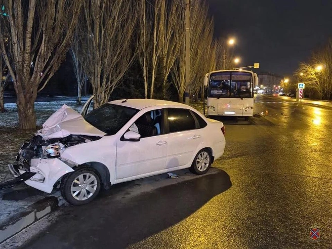 Сам водитель от полученного удара не пострадал, однако его автомобиль получил серьёзные повреждения. | Источник: ГУ МВД России по Волгоградской области