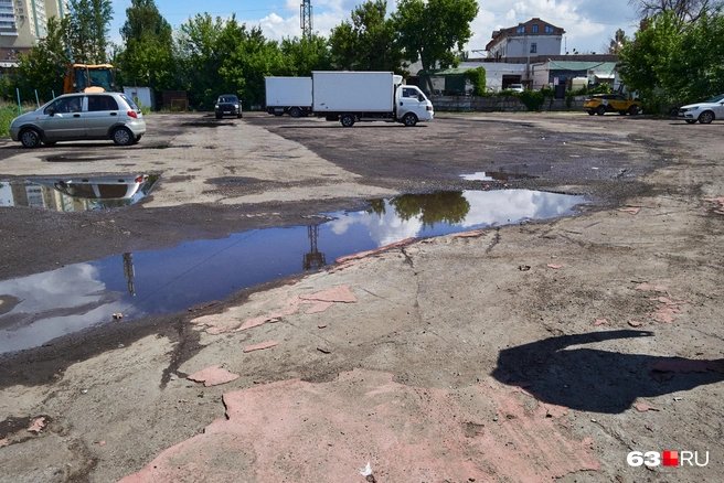 Ближе к улице Коммунистической&nbsp;— стихийная парковка. Сюда приезжают гости одного из кафе | Источник: Роман Данилкин / 63.RU