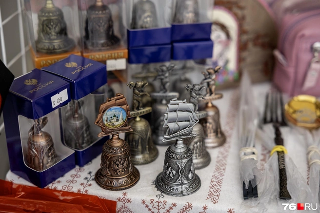 Сувенирная классика: колокольчики&nbsp;по 450 рублей. Кстати, в регионе работает колокололитейный завод | Источник: Александр Куренной / 76.RU