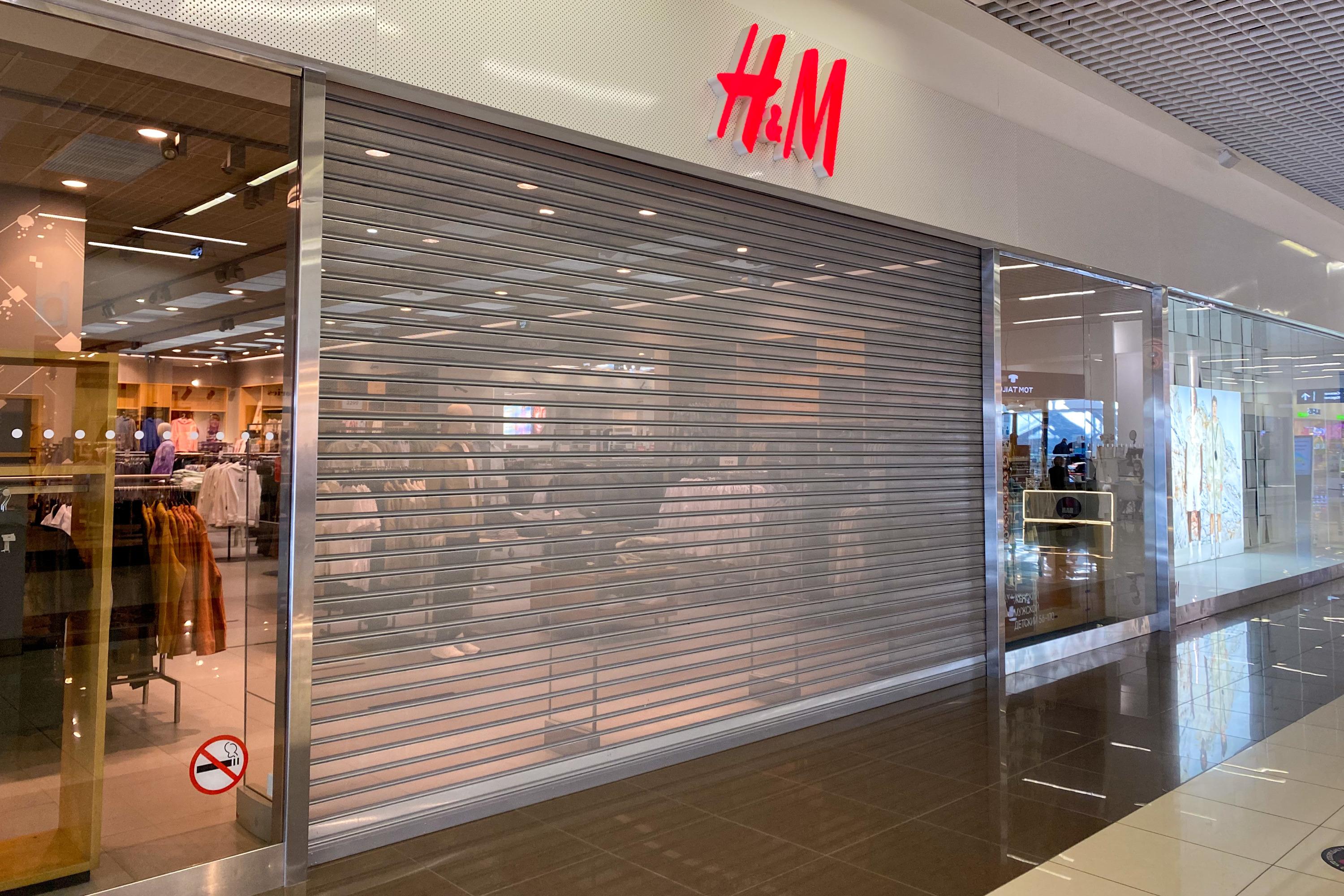 Закрыли н м. H M Сочи. H&M закрытие в России. H M закрыт. Закрытие магазина h.