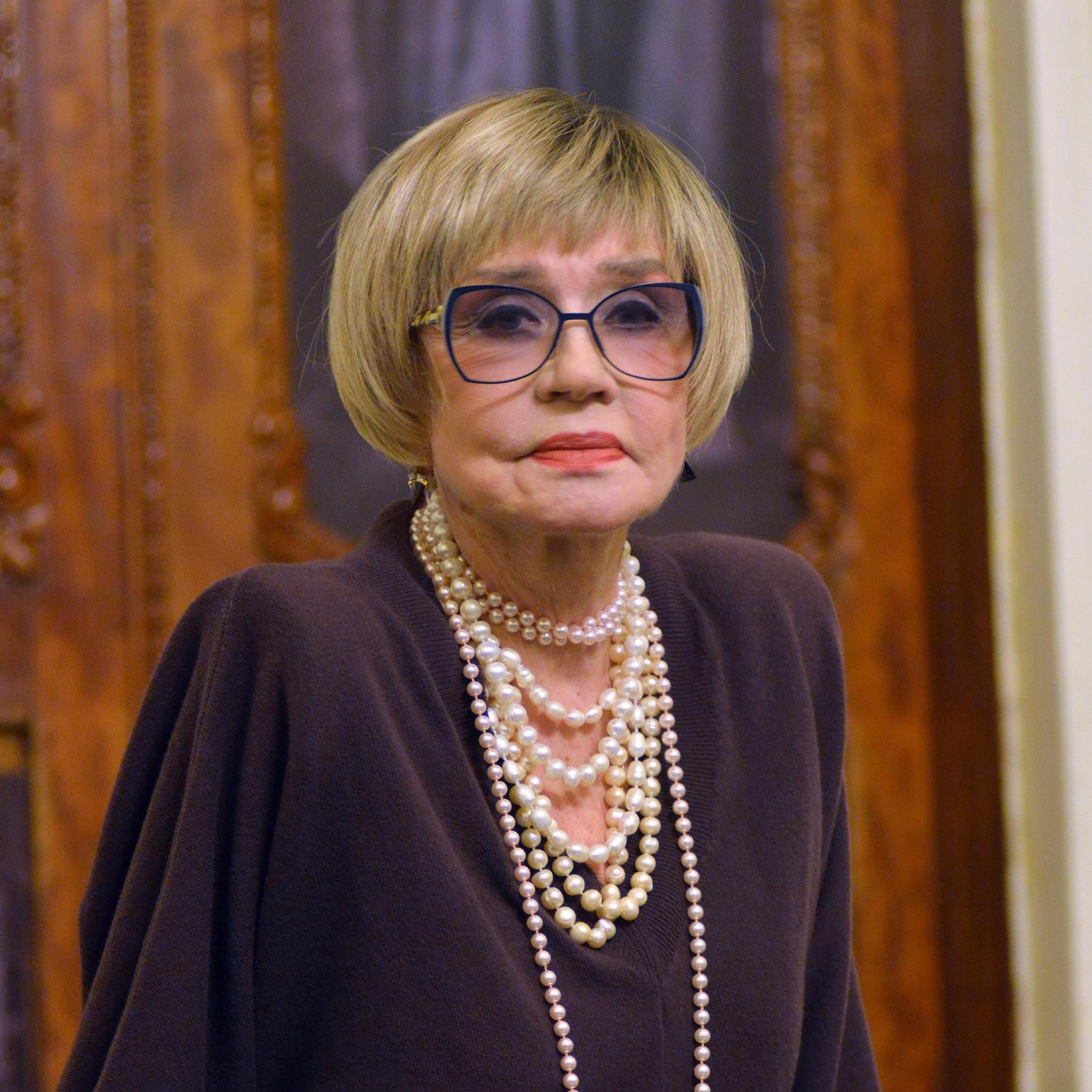 Пытались запустить сердце, но сахар в крови оказался критическим: врачи час боролись за жизнь Веры Алентовой