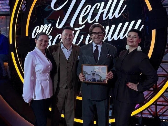 Евгений с дочерью от первого брака Кристиной (слева), Андреем Малаховым (по центру) и женой Мариной (справа) | Источник: Песни от всей души / Vk.com