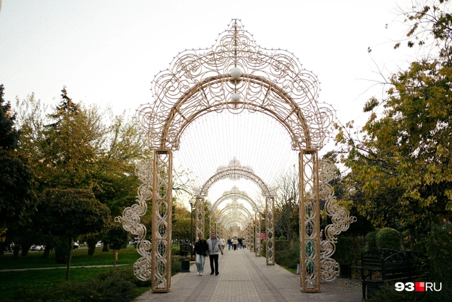 Иллюминацию от Галицкого закончили собирать на улице Красной в Краснодаре | Источник: Дарья Паращенко / 93.RU