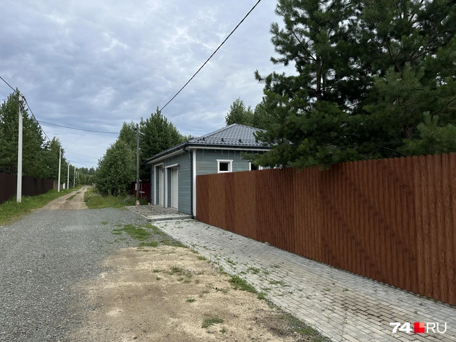 Уже есть дома с солидными заборами | Источник: читатель 74.RU