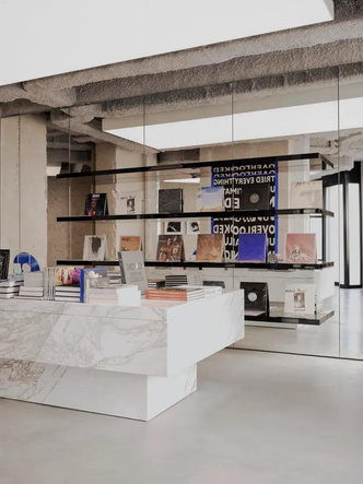 Babylone: новый книжный магазин в Париже от Saint Laurent