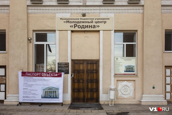 Аншлаги с указанием сроков и ответственных за реставрацию долгое время выцветали у входа | Источник: Константин Завриков / V1.RU
