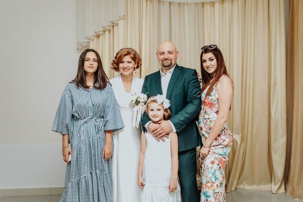 Елена Бирюкова с мужем и детьми