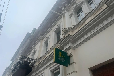 Наледь с крыши галереи «Каштан» травмировала 55-летнюю женщину