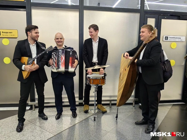 Спортсменов встречали музыканты | Источник: Дмитрий Бондарев / MSK1.RU