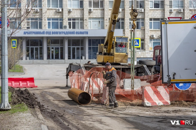 Традиционные раскопки улиц&nbsp;в местах прокладки магистральных теплопроводов&nbsp;— одно из постоянных занятий «Концессий» | Источник: Константин Завриков / V1.RU