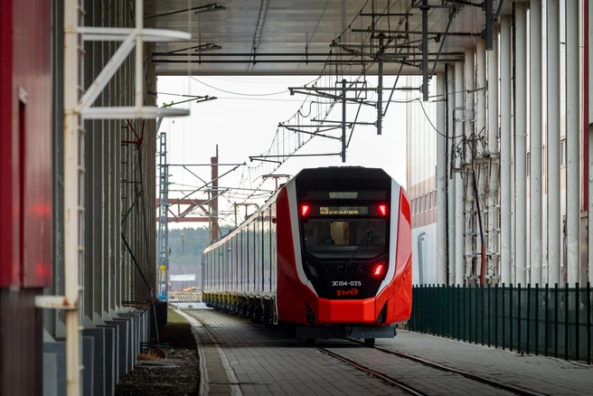 В электричке пять вагонов | Источник: Владислав Лоншаков / E1.RU