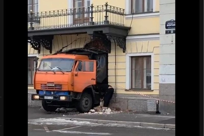 Грузовик застрял в арке Дома Голицына и повредил памятник