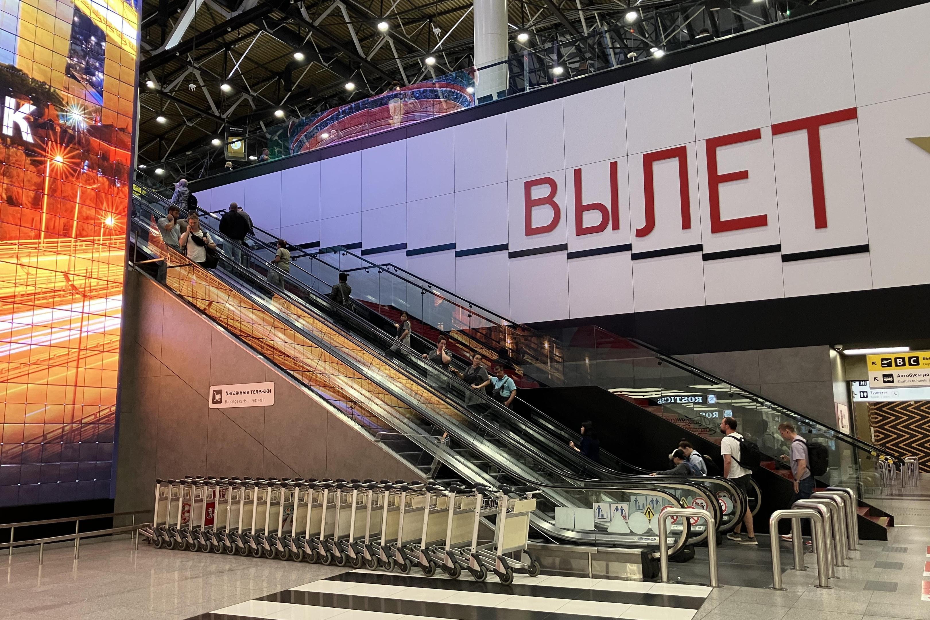 В аэропортах Москвы — транспортный коллапс. Более 150 рейсов задержали или отменили