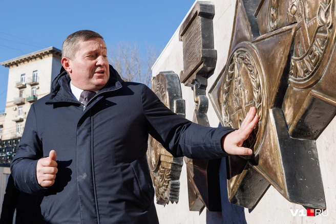 Тактильная проверка качества работ | Источник: Алексей Волхонский / V1.RU