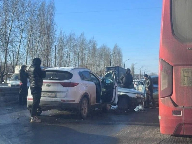 Движение полностью заблокировано, автомобили не могут проехать. | Источник: соцсети