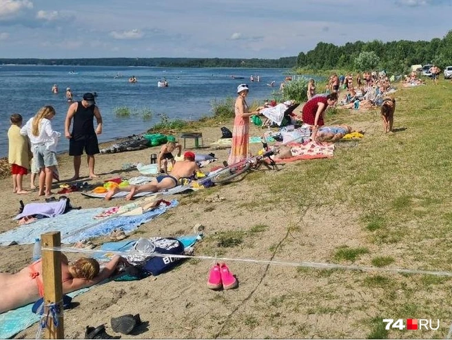 Выглядит ограждение кустарно, но за соблюдение границ на пляже следят представители собственника | Источник: читатель 74.RU