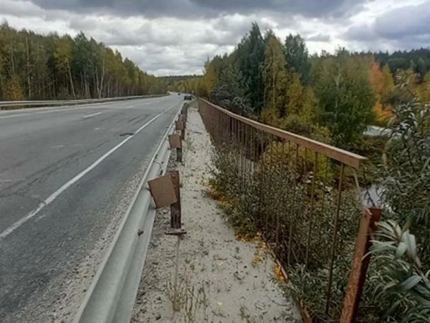 Перильные ограждения подверглись коррозии и требуют замены. | Источник: Проектная документация