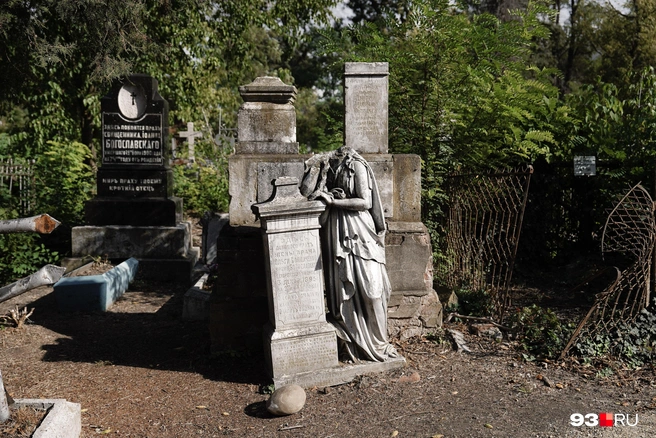 Многие памятники сохранились плохо | Источник: Дарья Паращенко / 93.RU