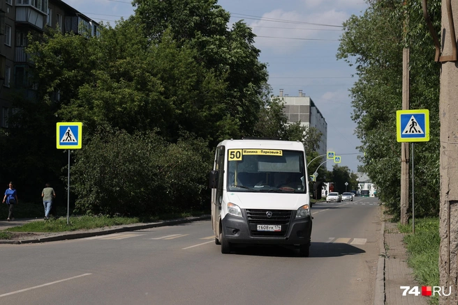 Желающих добраться из одного конца города в другой на этой маршрутке всегда хватает | Источник: Дарья Пона
