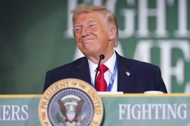 У президента США есть претензии еще к одной стране | Источник: Mark Schiefelbein / AP Photo
