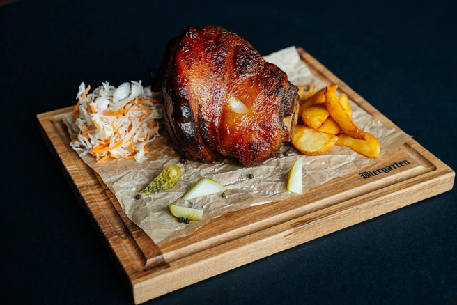 Вкусные мясные блюда — то, чем славится Biergarten. Теперь нежную рульку, стейки и другие блюда легко заказать с доставкой | Источник: Biergarten