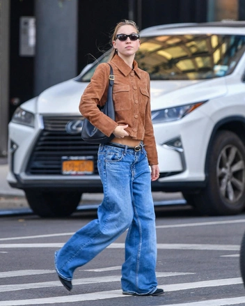 Лила Мосс вышла на прогулку в стиле «cowboy-core» | marieclaire.ru