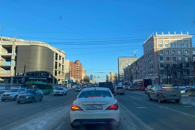 В Челябинске на недостроенном ТРК появился огромный экран