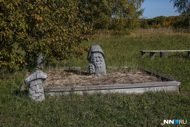 Есть и такие маленькие деревянные фигуры | Источник: Наталья Бурухина / NN.RU