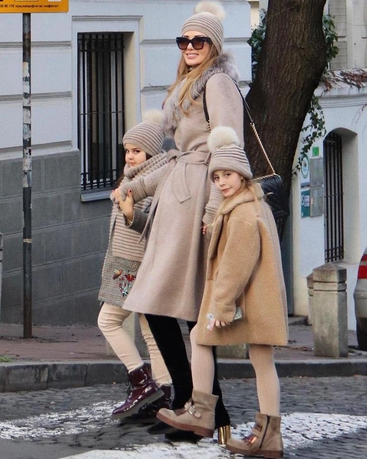 Многие принимают внучек Жаклин за ее дочерей | Источник: realfashionist / Instagram.com (деятельность соцсети запрещена в РФ)