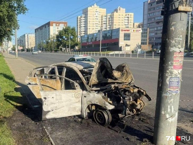 Машина врезалась в столб и загорелась | Источник: Госавтоинспекция Челябинска