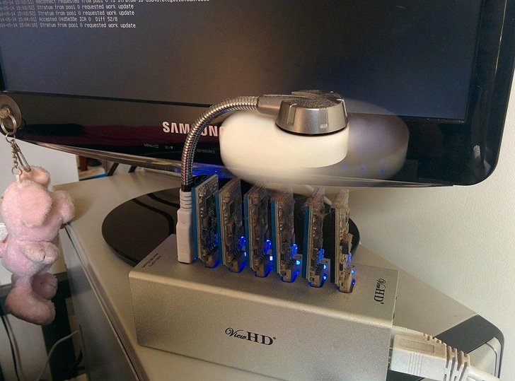 Блок из нескольких ASIC-плат в форме USB-модулей, широко используется для майнинга с 2013 года | Источник: FML, CC0, через Викисклад