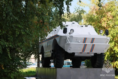 У здания МЧС Новгородской области появилась БРДМ-2