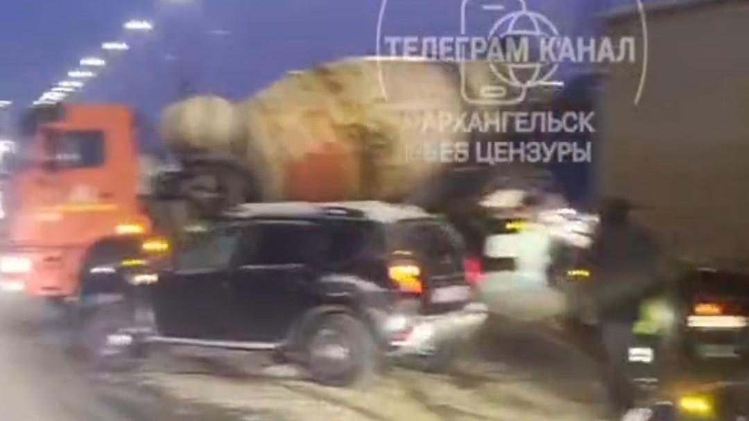 В Архангельске произошло массовое ДТП: на месте собирается пробка 
