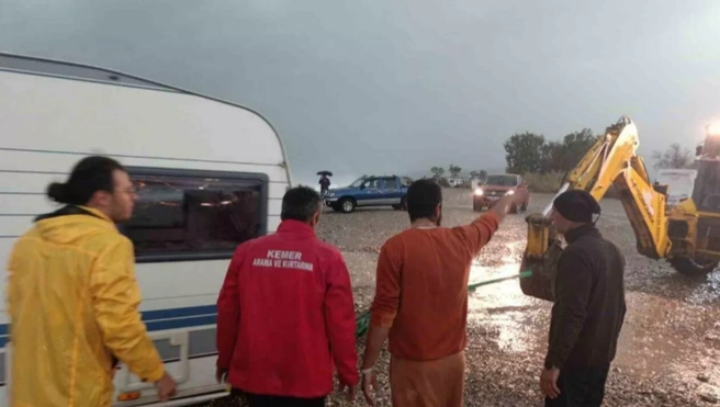 Спасатели доставали фургоны из моря при помощи экскаваторов | Источник: Lider Gazetesi