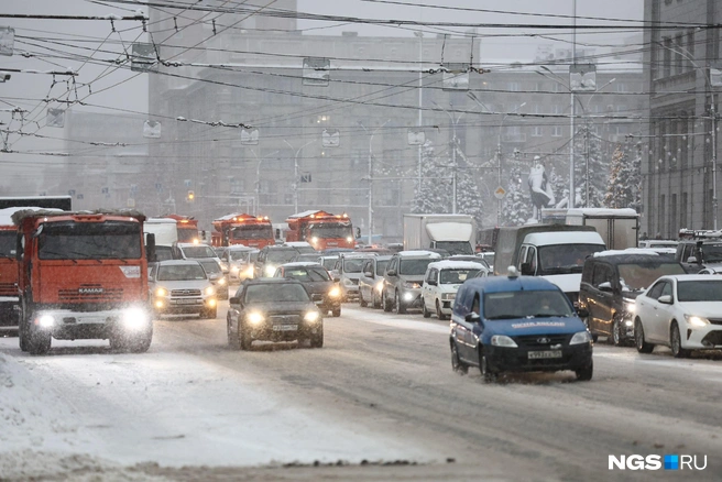 Снова пробки в 10 баллов: что происходило в Новосибирске во время непогоды — хроника | Источник: Александр Ощепков / NGS.RU