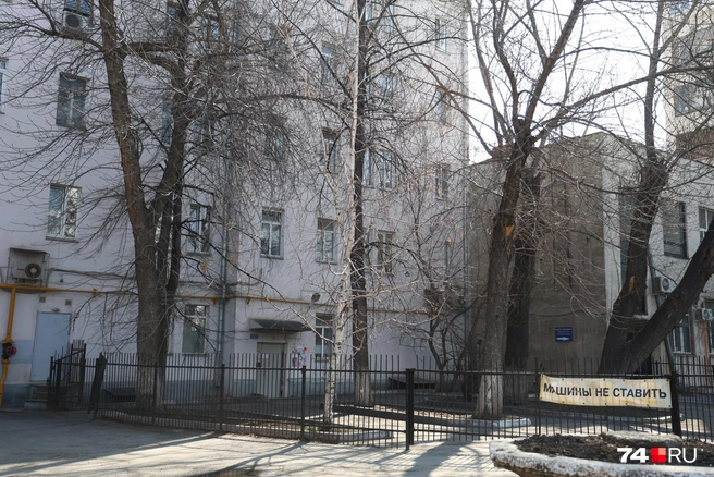 Кстати, у одного из подъездов есть огороженная территория. Это при том, что сам дом тоже обставлен забором | Источник: Михаил Шилкин