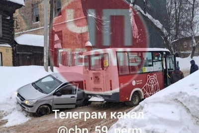 Bus and car crash on narrow road causes long traffic jam in Motovilikha