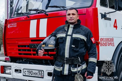 Пожарный спас двух отцов из горящей Газели