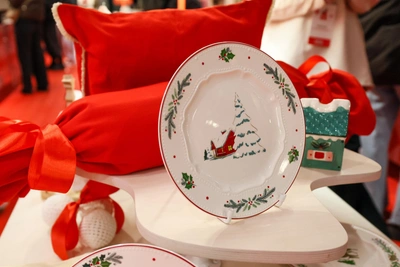 Teacher from private school in Omsk steals dishes at food court