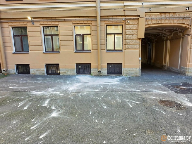 Третий раз за 2 года: с дома в центре Петербурга посыпалась штукатурка | Источник: читатель «Фонтанки»