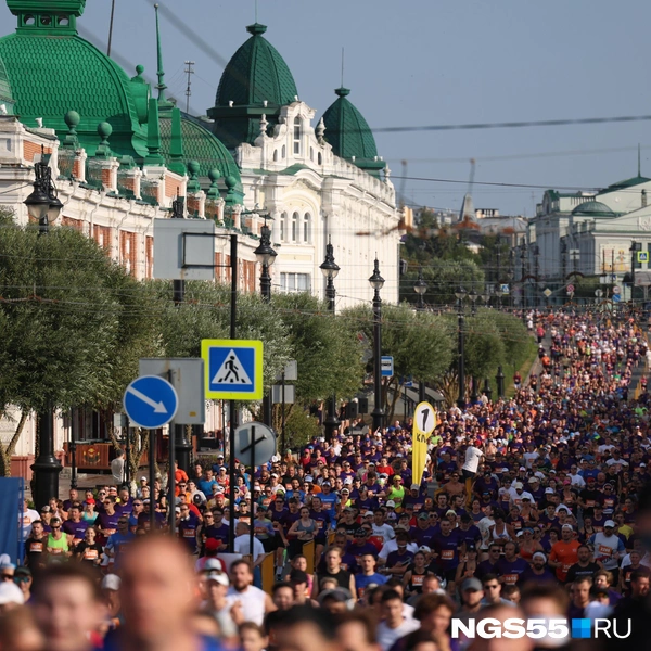 Люди на Любинском проспекте начали собираться с раннего утра. Ведь скоро начнется очередной Сибирский марафон  | Источник: Евгений Софийчук / NGS55.RU 