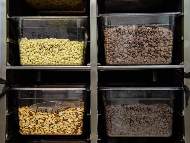 При неправильном хранении арахис может накапливать афлатоксины — токсины грибов, опасные для печени