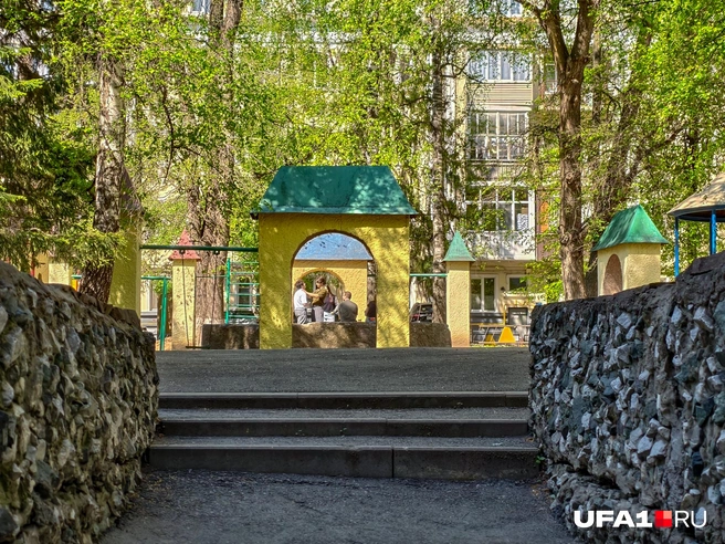 Детская площадка и фонтан | Источник: Булат Салихов / UFA1.RU