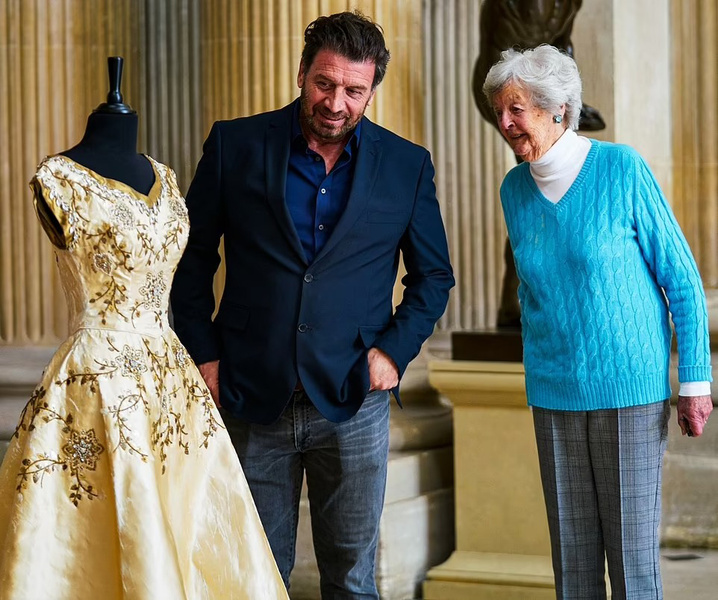 Талия 55 см и золотая вышивка: как реставратору за 400 часов удалось спасти платье фрейлины Елизаветы II
