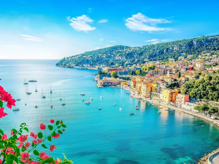 Пляж Лазурного Берега, Франция, курорт Вильфранш-Сюр-Мер, рядом с Ниццей и Монако.